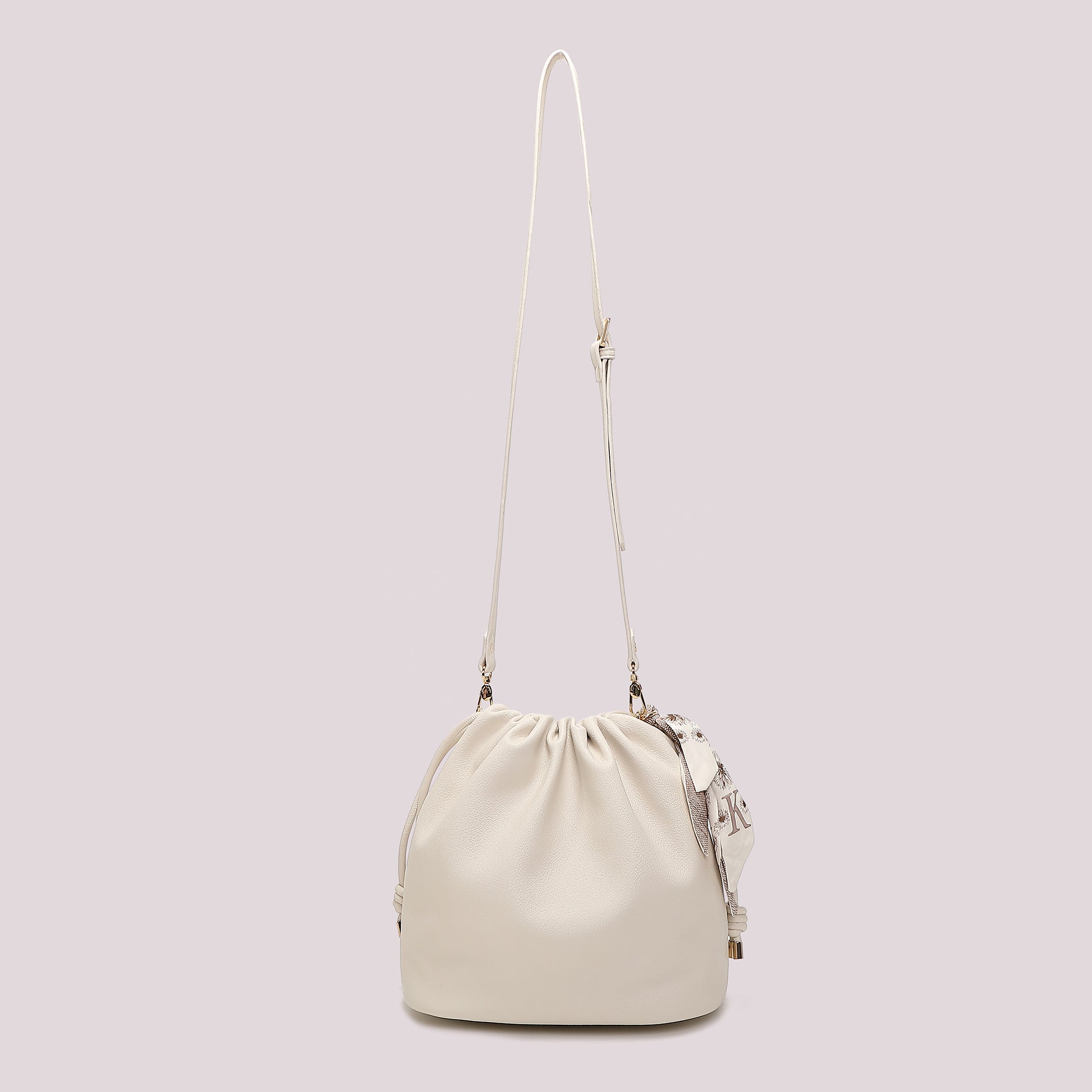 Borsa tracolla Mimi Mua a secchiello con coulisse e charm decorativi PANNA TU | Giò Fashion