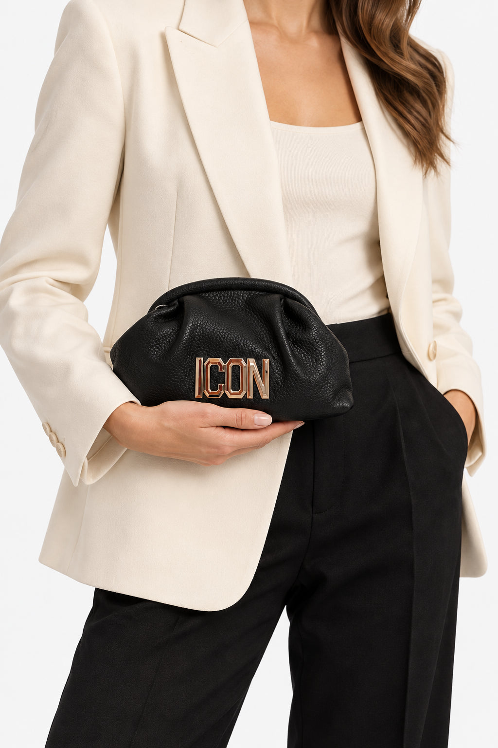 Pochette effetto martellato con arricciature e logo metallico
