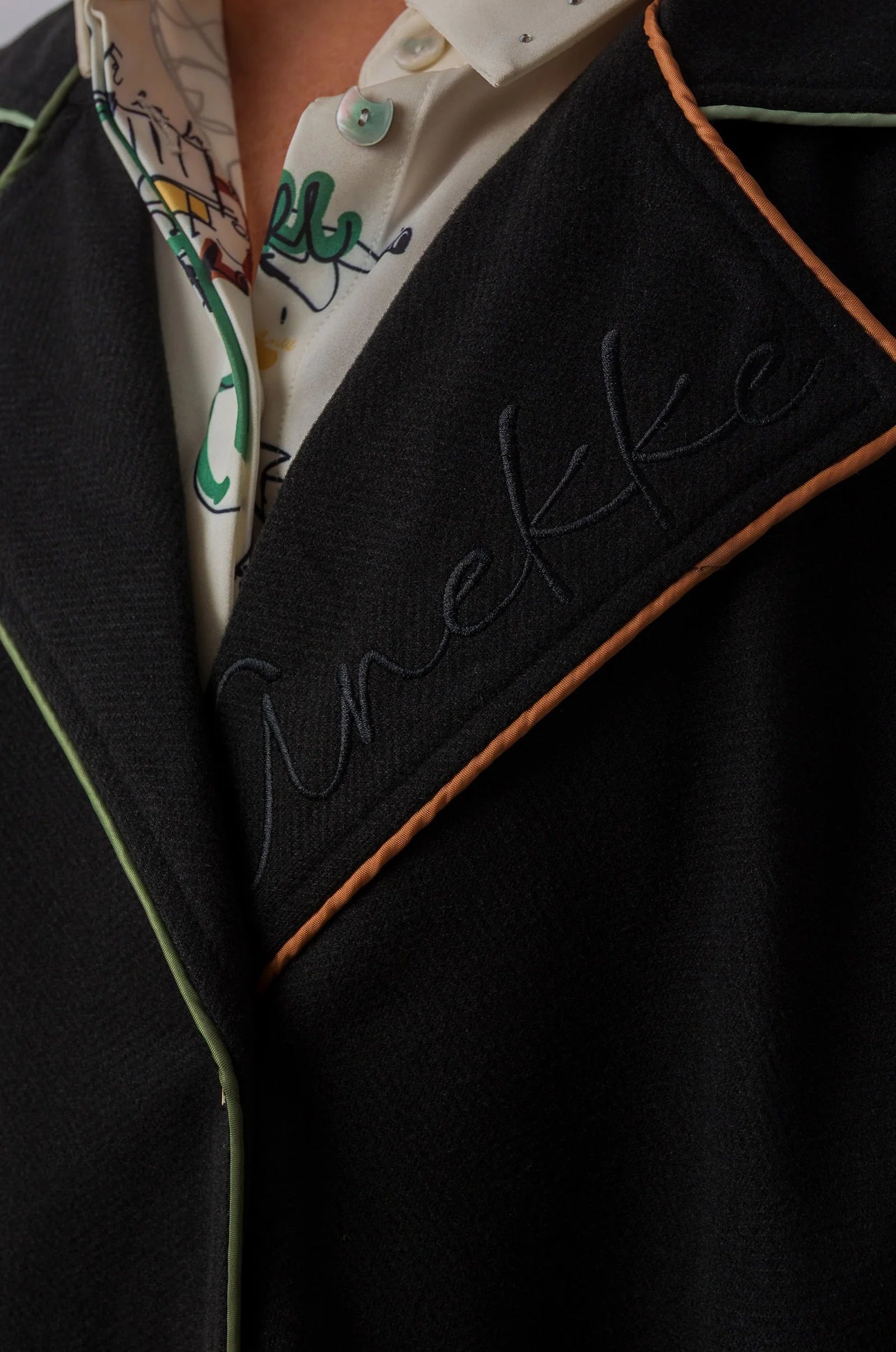 Mantella Donna Anekke con Bottoni dal Design Elegante e Raffinato