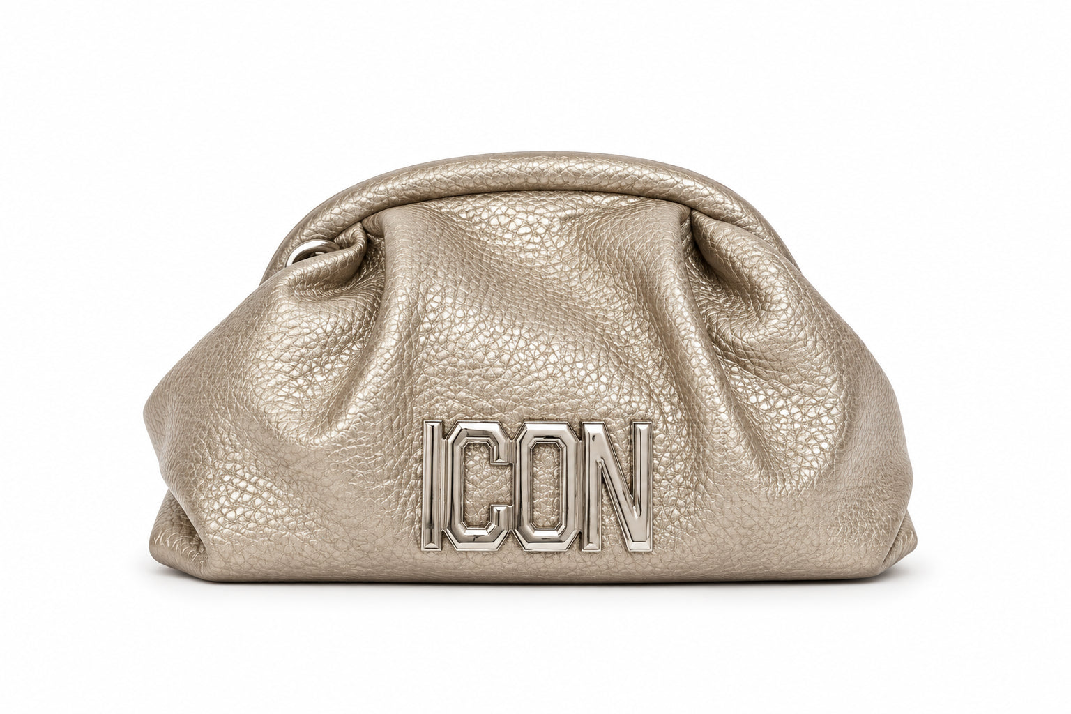 Pochette effetto martellato con arricciature e logo metallico