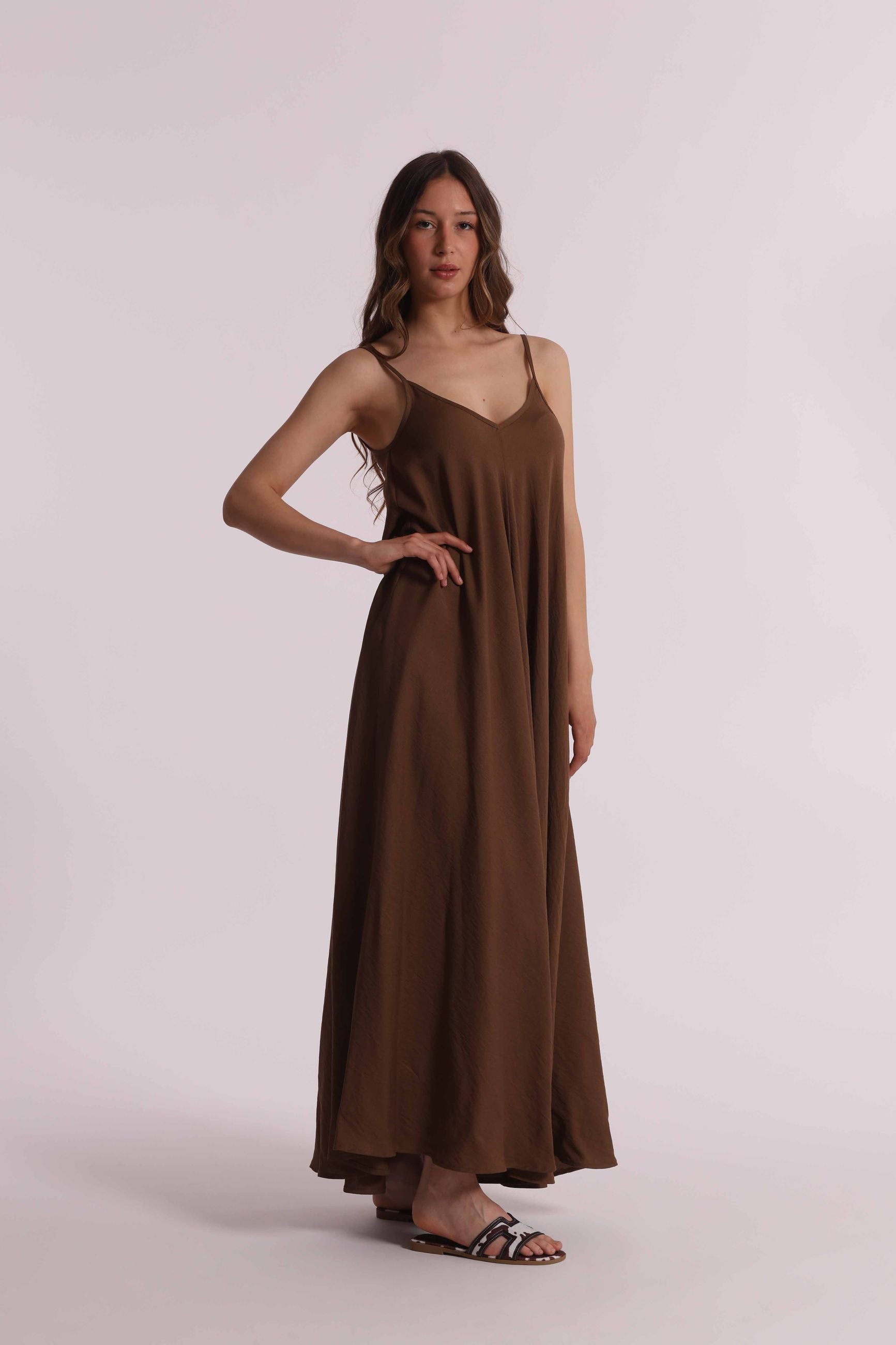 Mimi Mua abito lungo donna fluido con spalline sottili elegante Cioccolato S | Giò Fashion
