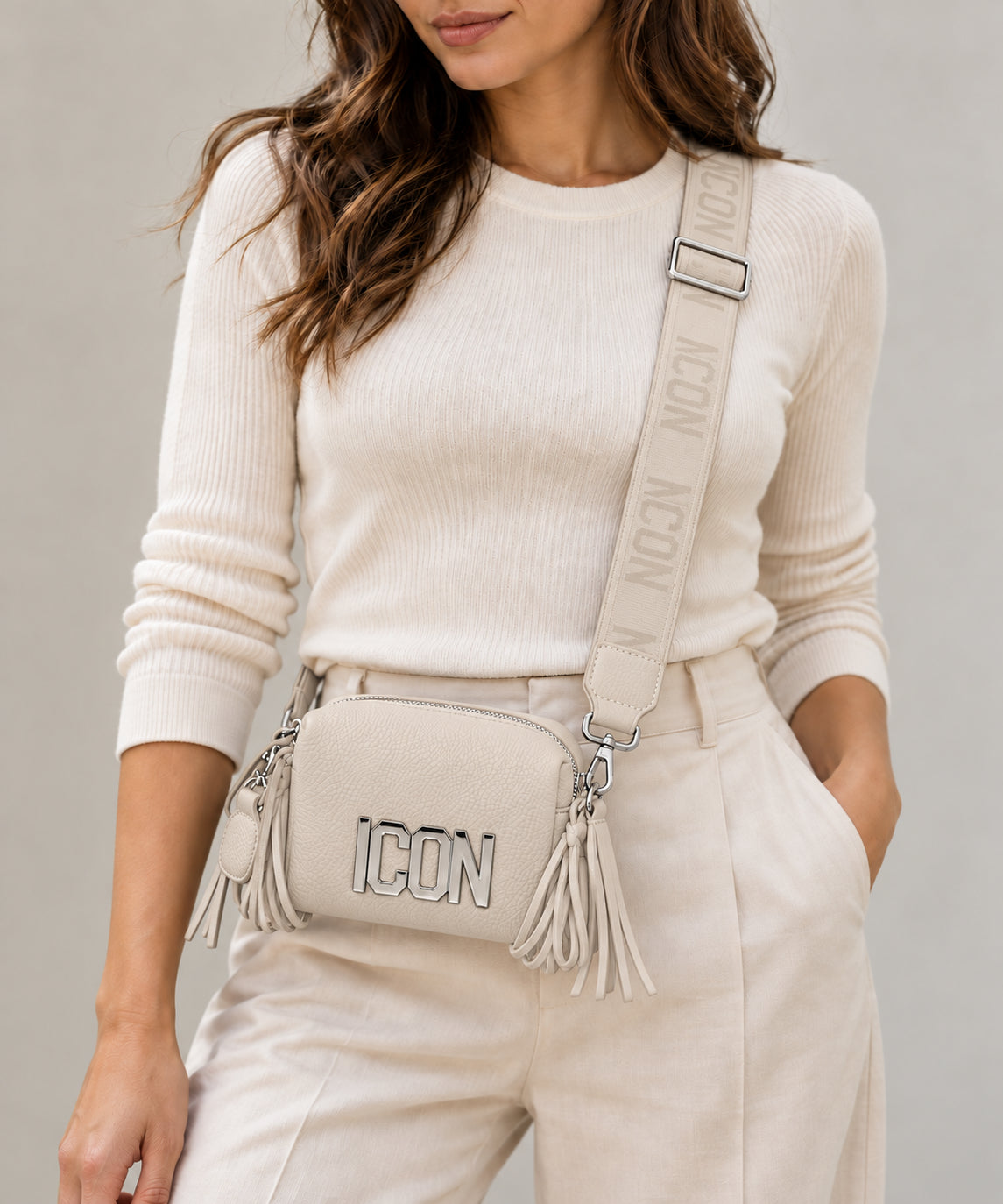 Borsa a tracolla con frange e logo metallico