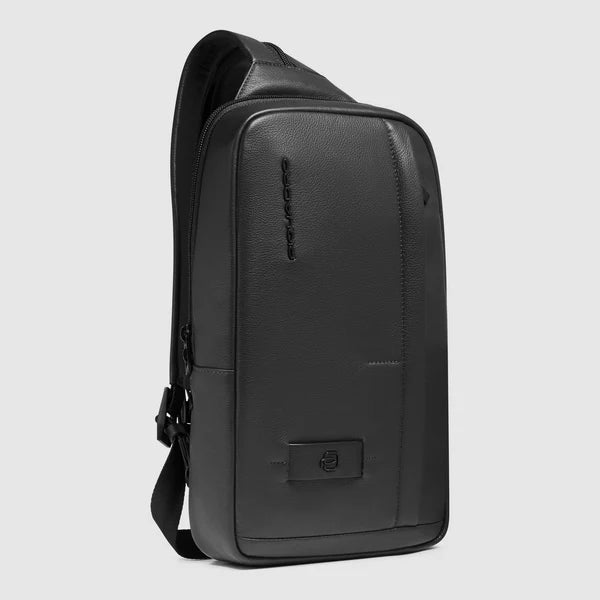 Zaino monospalla Piquadro in pelle con tasca frontale e spallaccio regolabile Nero TU | Giò Fashion