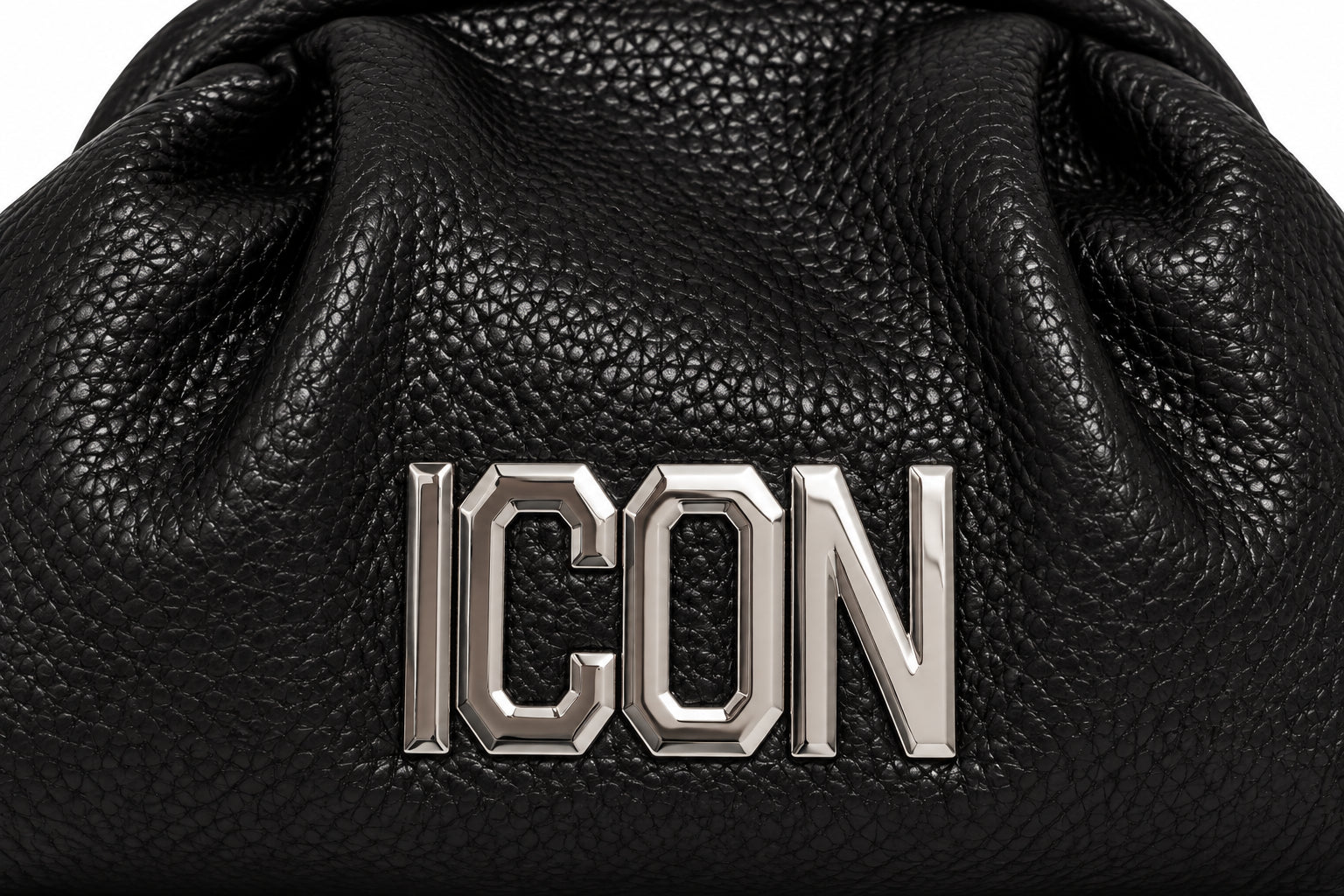 Pochette effetto martellato con arricciature e logo metallico