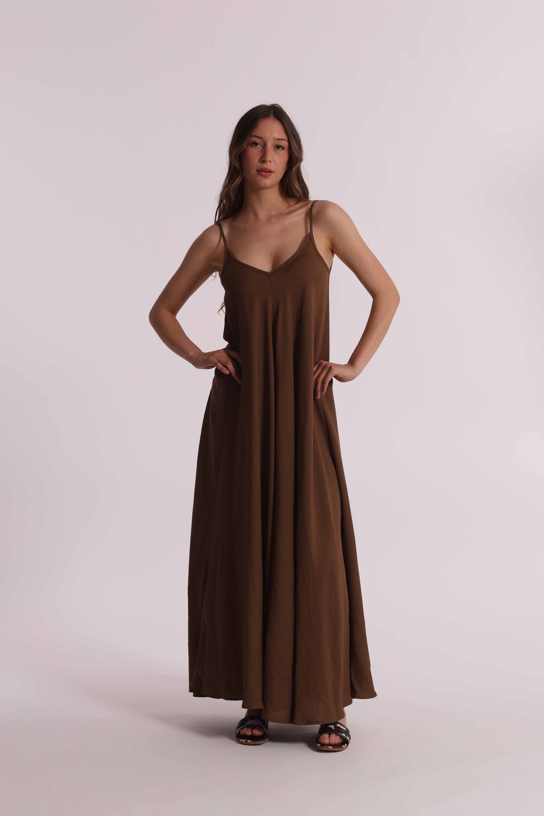 Mimi Mua abito lungo donna fluido con spalline sottili elegante Cioccolato S | Giò Fashion