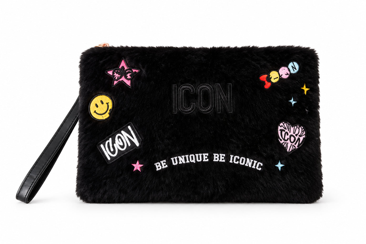 Pochette effetto pelliccia con patch ricamate e laccetto da polso