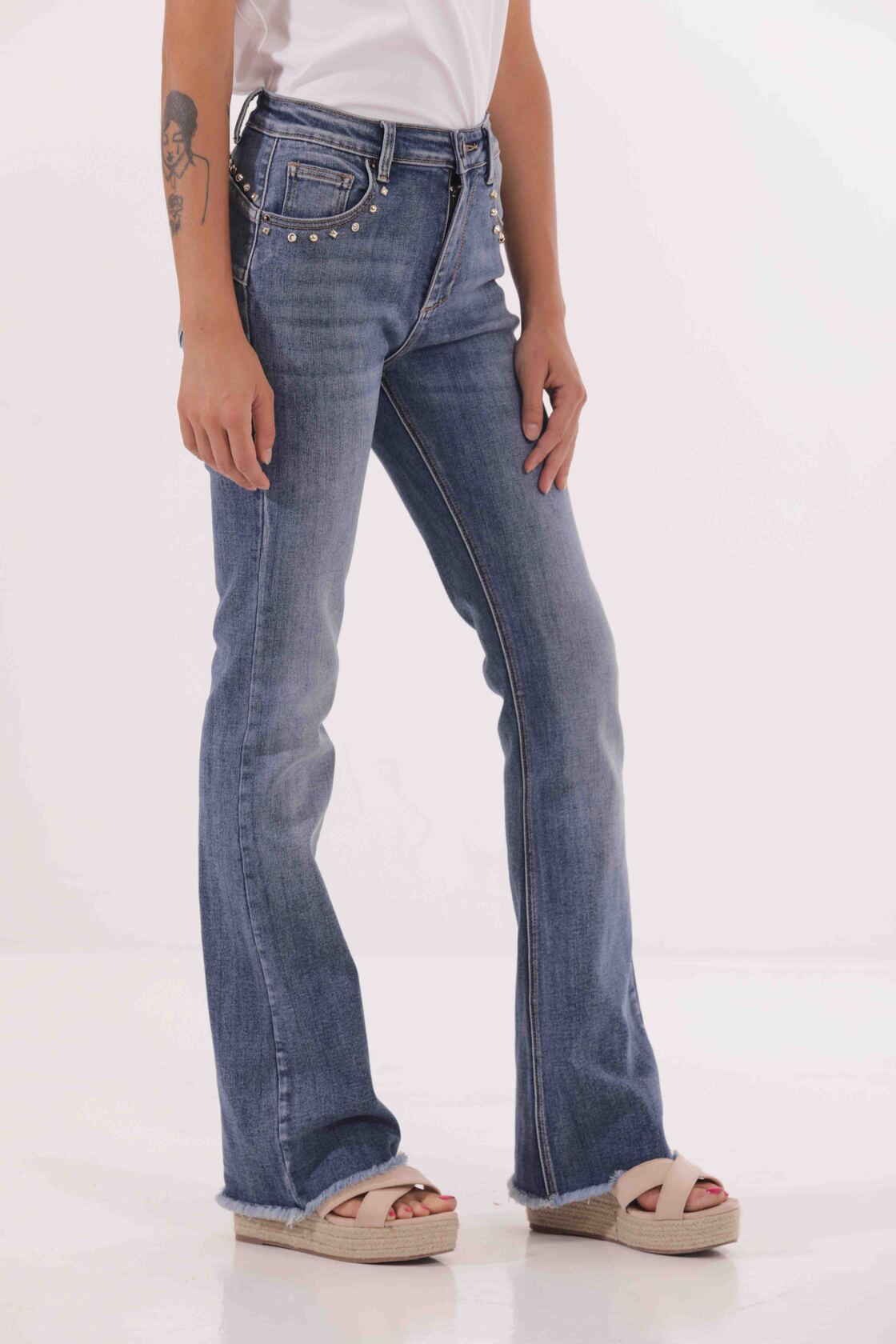 Jeans a Zampa con Dettagli Borchiati Mimi Mua