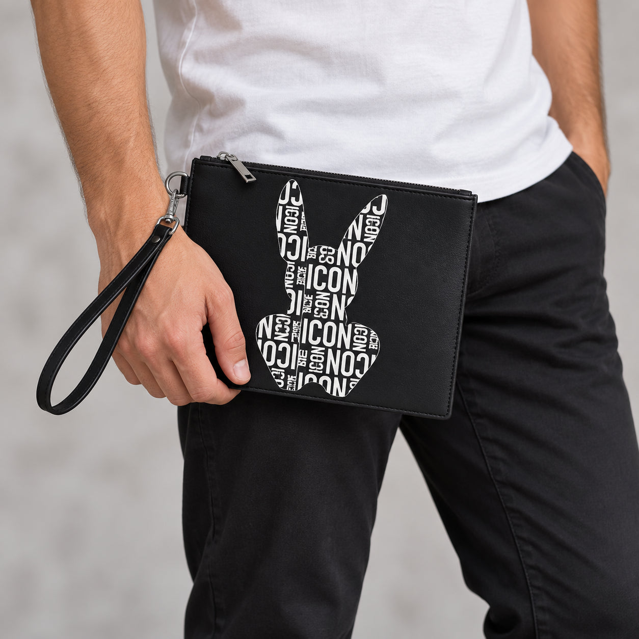 Pochette uomo piatta con stampa tipografica e laccetto removibile