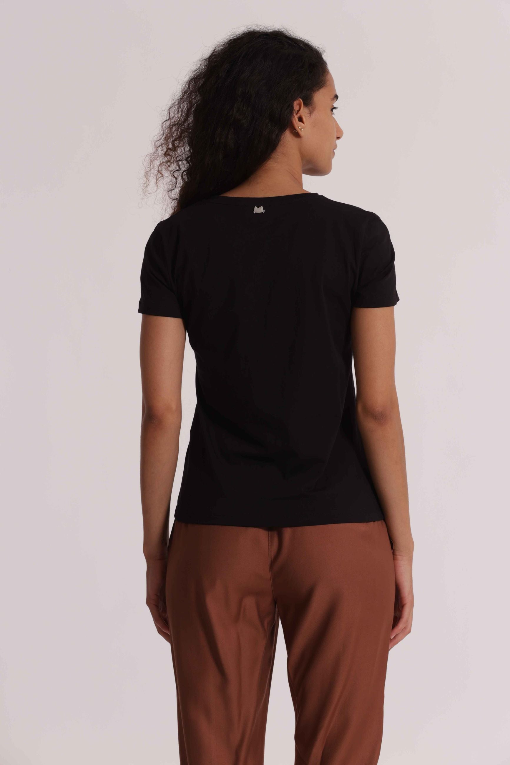 T-shirt donna Mimi Mua con scollo a V e applicazione decorativa frontale Nero S | Giò Fashion