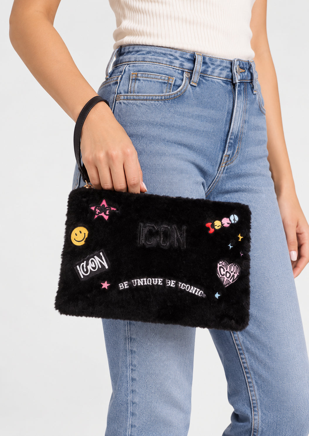 Pochette effetto pelliccia con patch ricamate e laccetto da polso