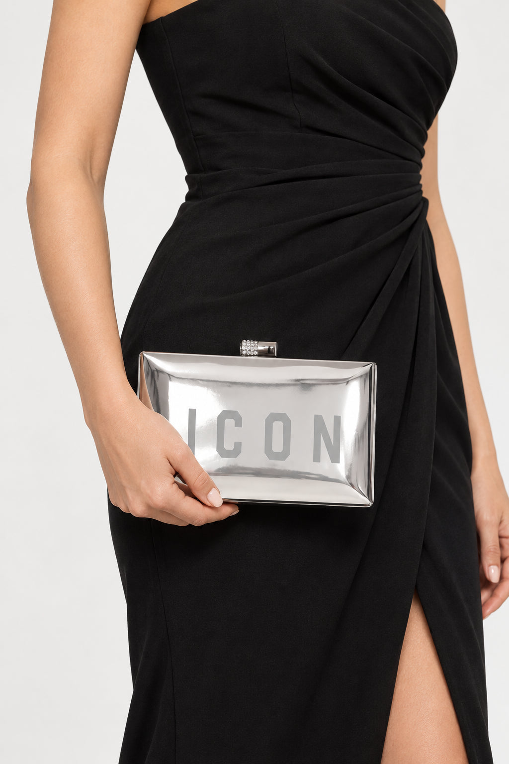 Pochette rigida effetto specchio con logo e chiusura gioiello