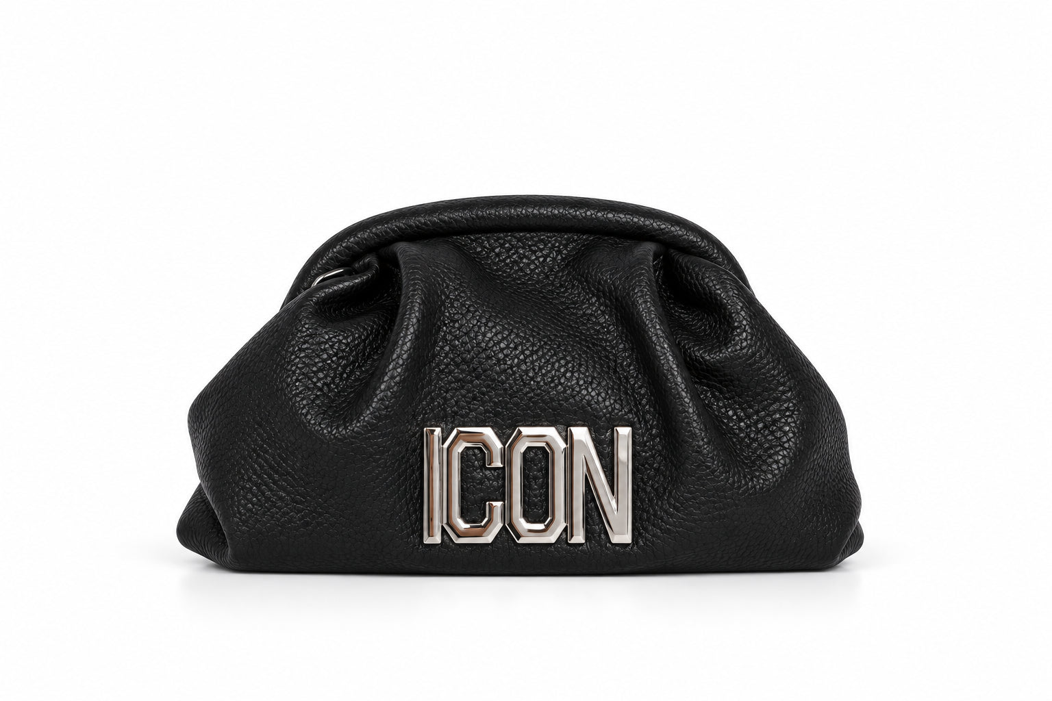 Pochette effetto martellato con arricciature e logo metallico