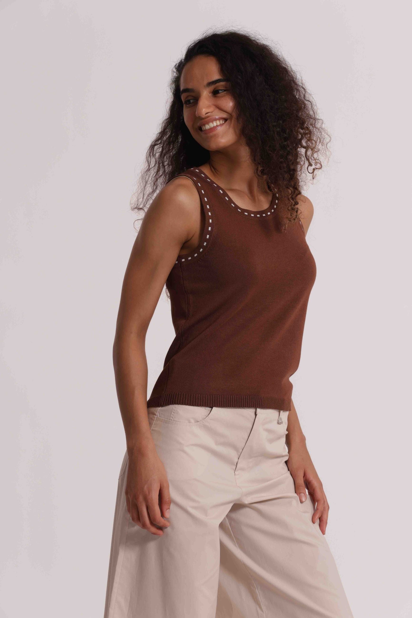 Mimi Mua top donna smanicato in maglia con dettagli a contrasto Cioccolato S | Giò Fashion
