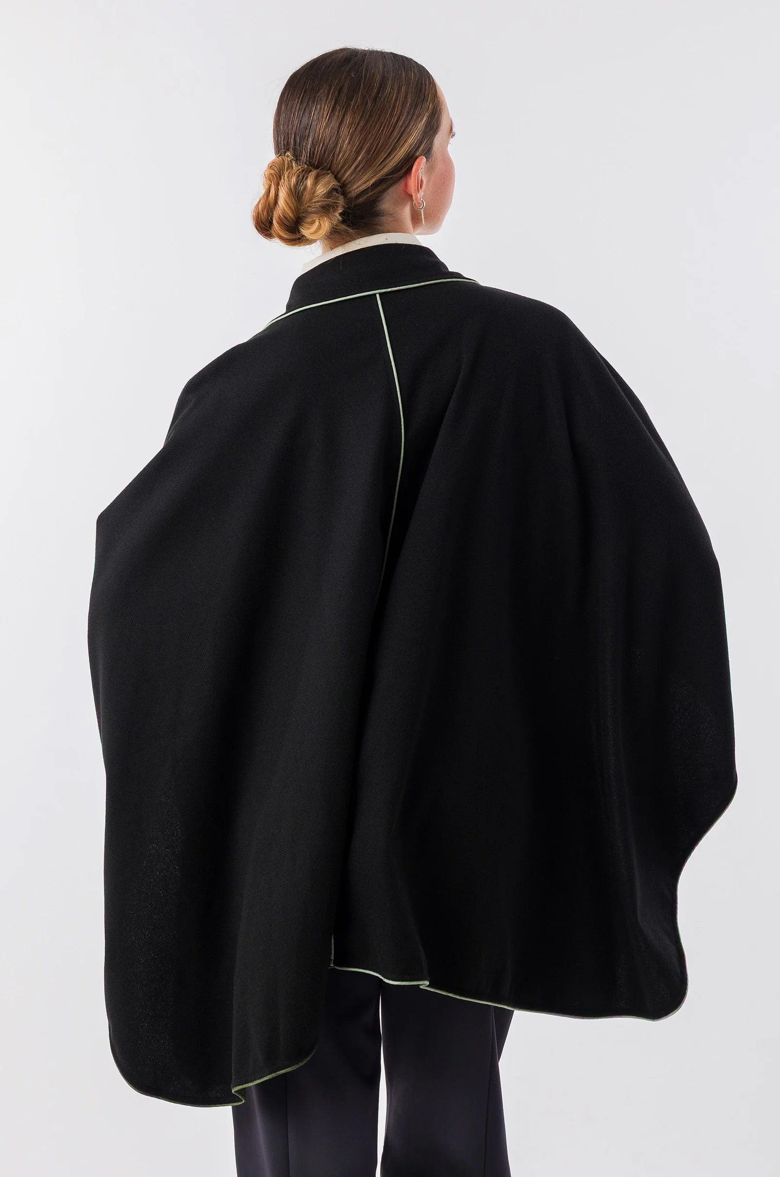 Mantella Donna Anekke con Bottoni dal Design Elegante e Raffinato