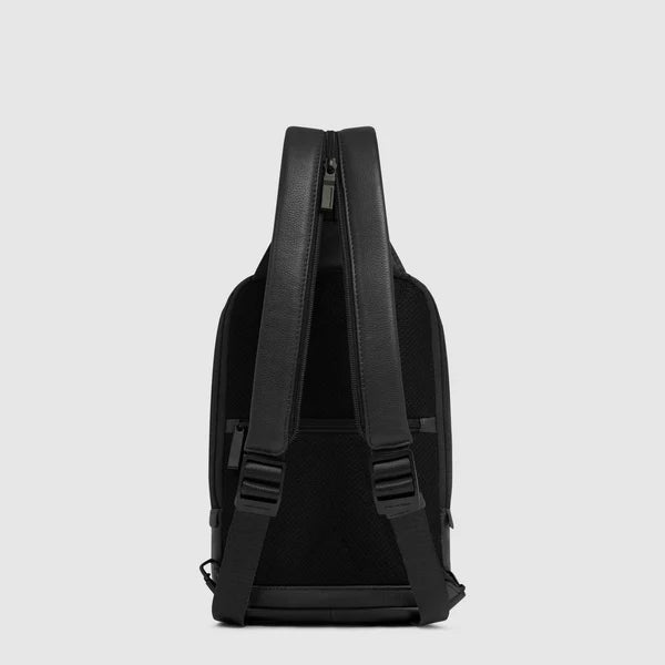 Monospalla Piquadro in pelle porta iPad Mini con tasca power bank NERO TU | Giò Fashion