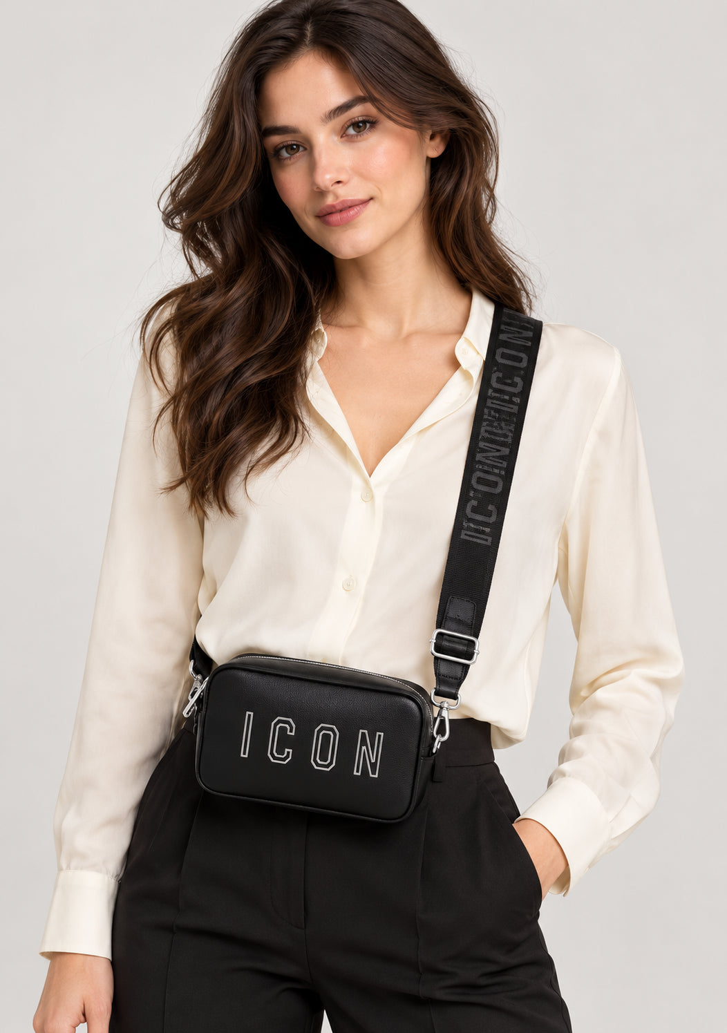 Borsa camera bag con tracolla logata e scritta