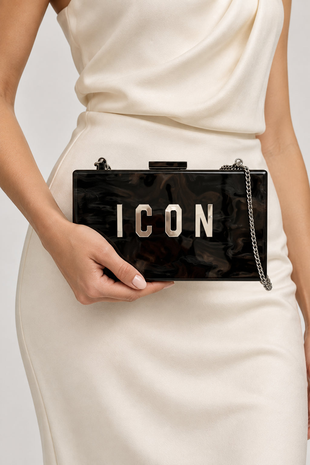 Pochette rigida effetto madreperla con logo strass e catena