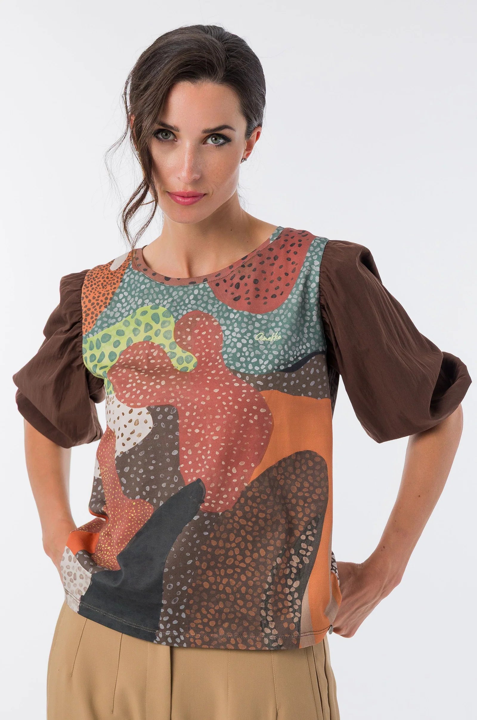 T-Shirt Donna Anekke con Stampa Artistica e Maniche a Sbuffo