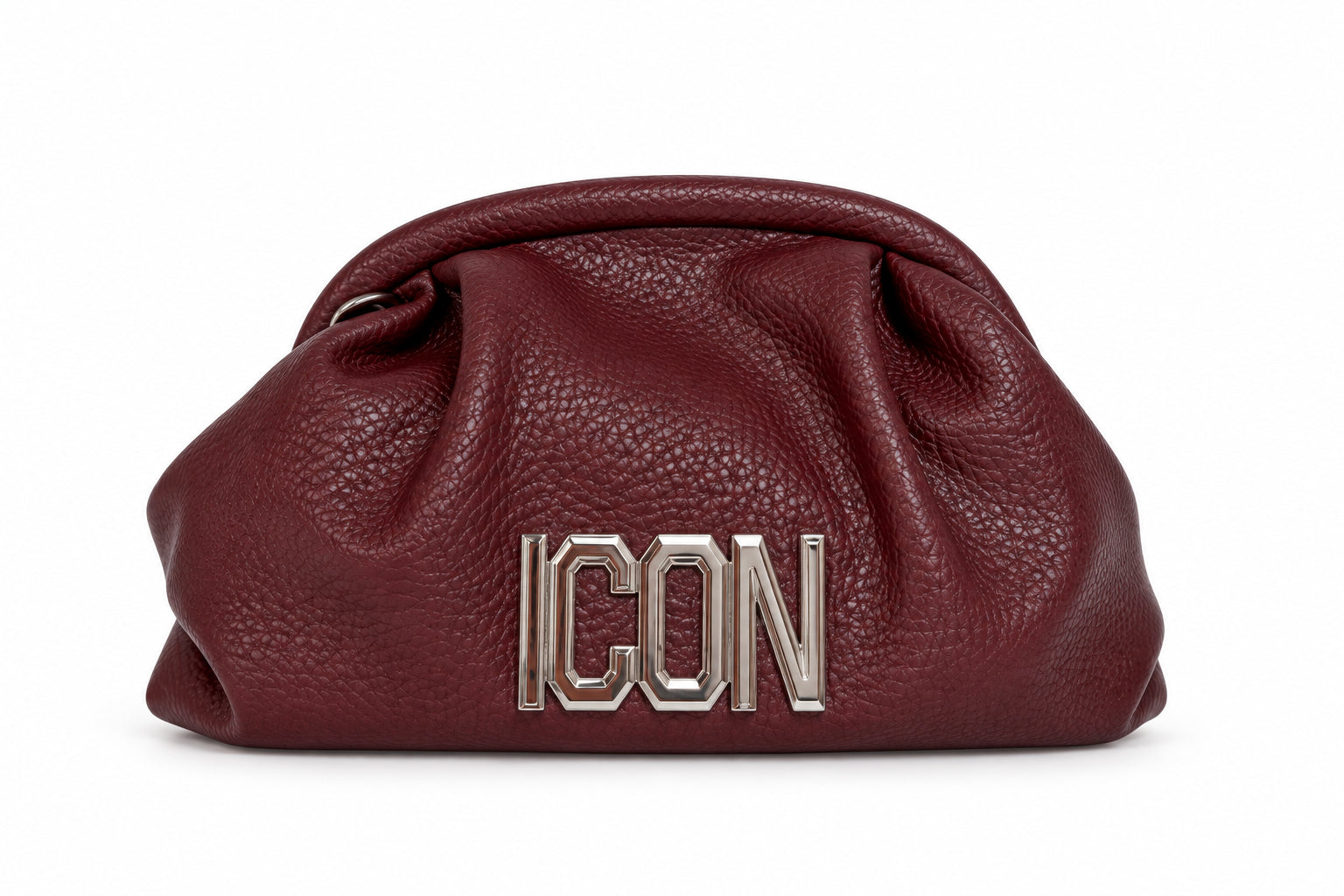 Pochette effetto martellato con arricciature e logo metallico