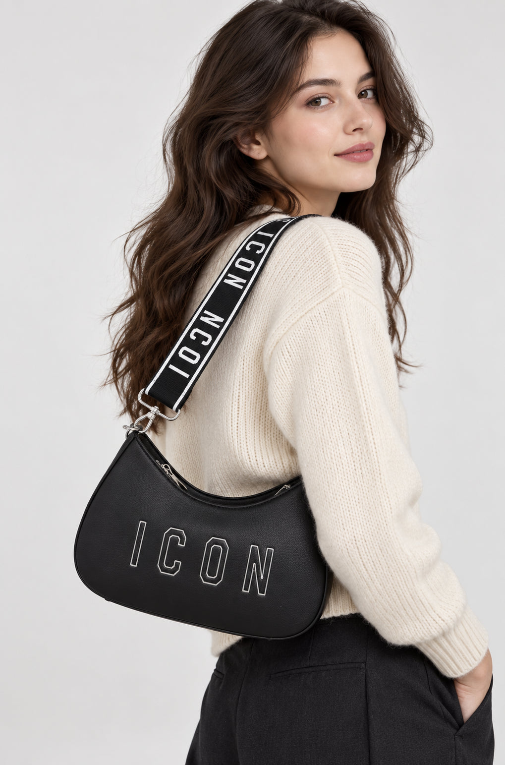 Borsa a spalla con tracolla logata e logo a contorno