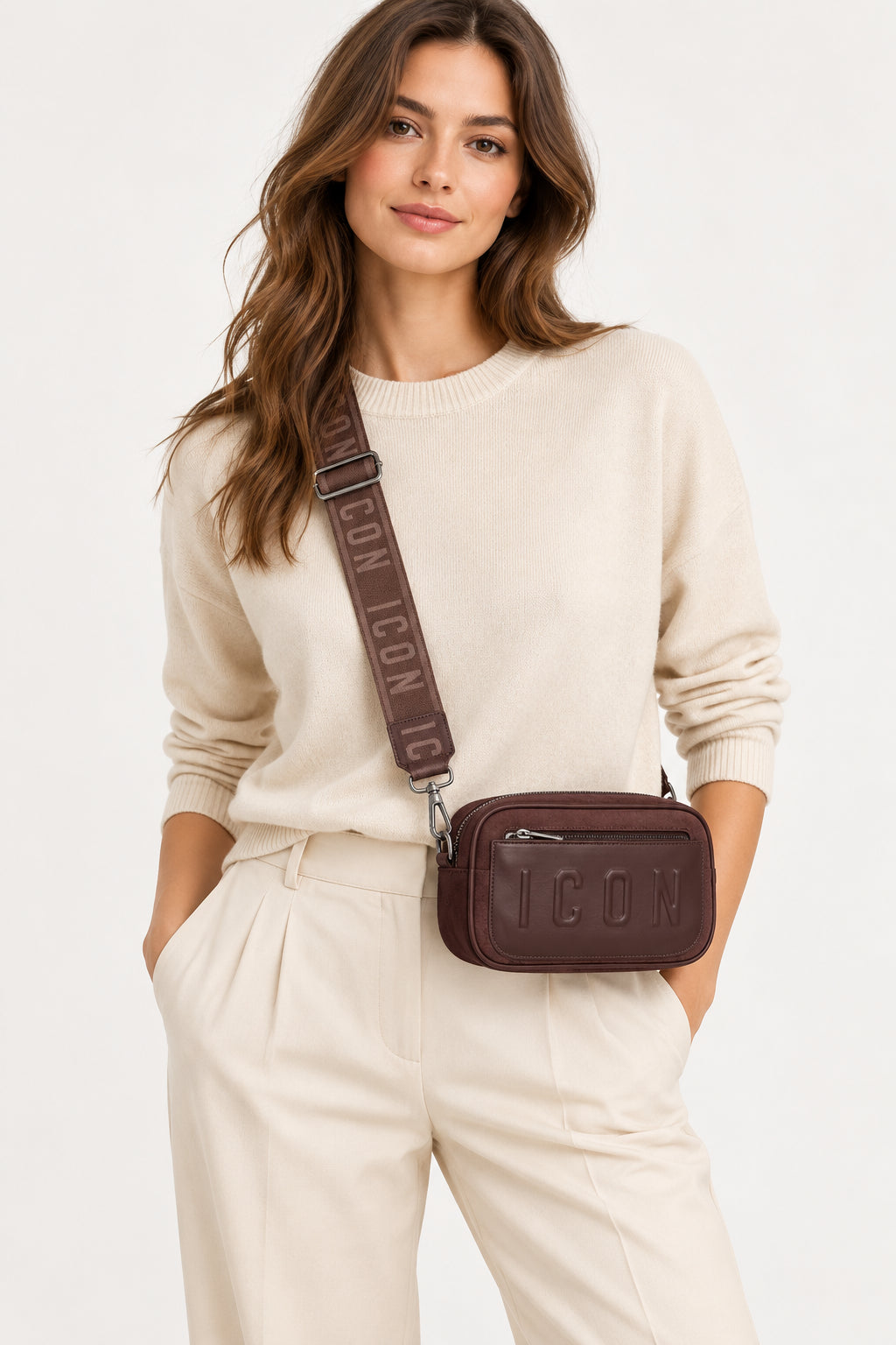 Camera bag effetto scamosciato con tasca frontale e logo impresso