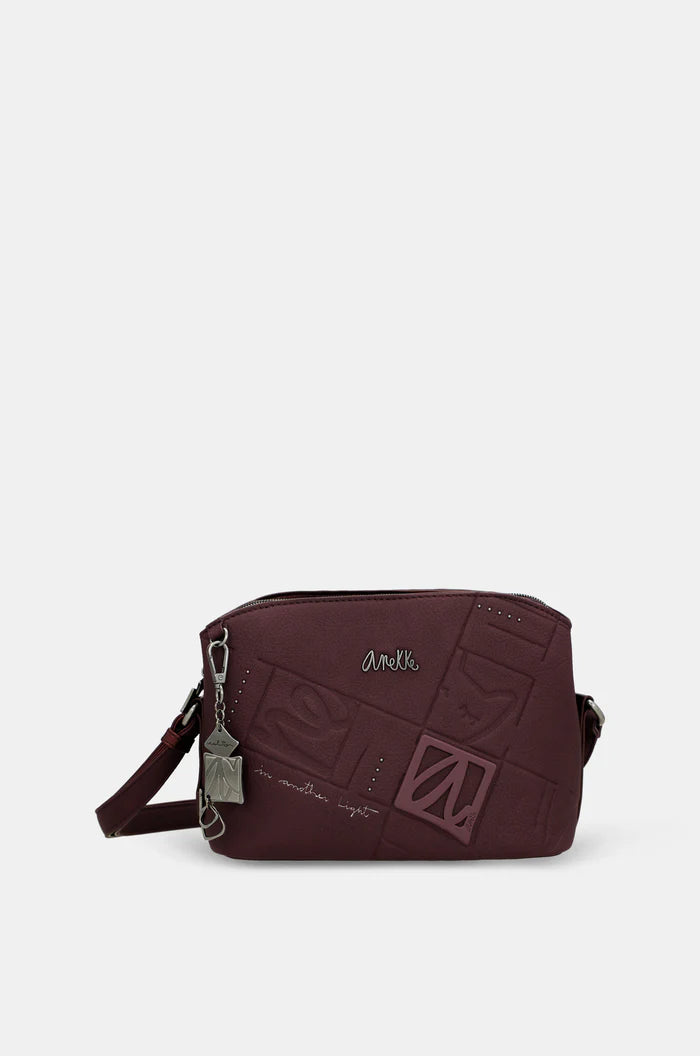 Borsa a tracolla Anekke con texture in rilievo e charm pendente