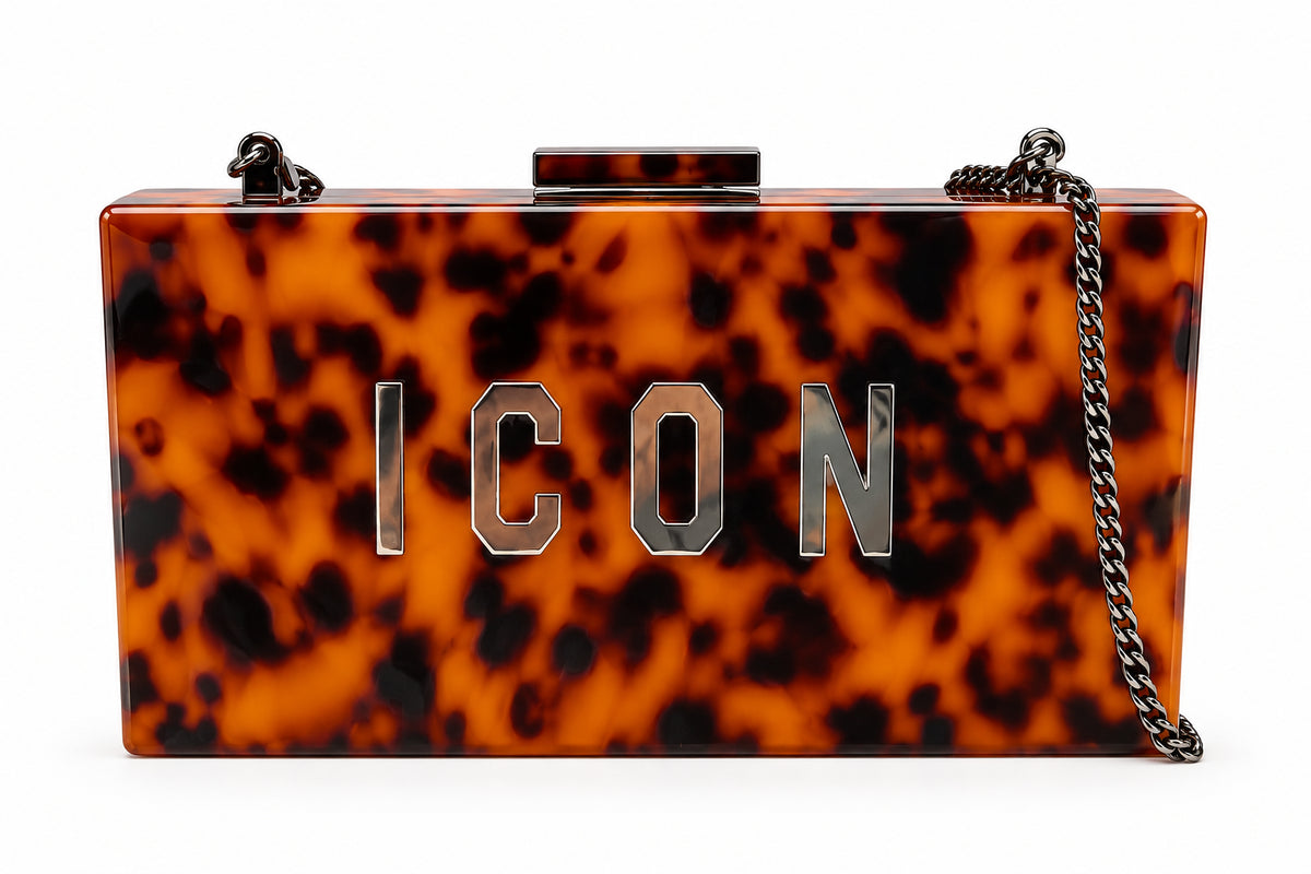 Pochette rigida effetto madreperla con logo strass e catena