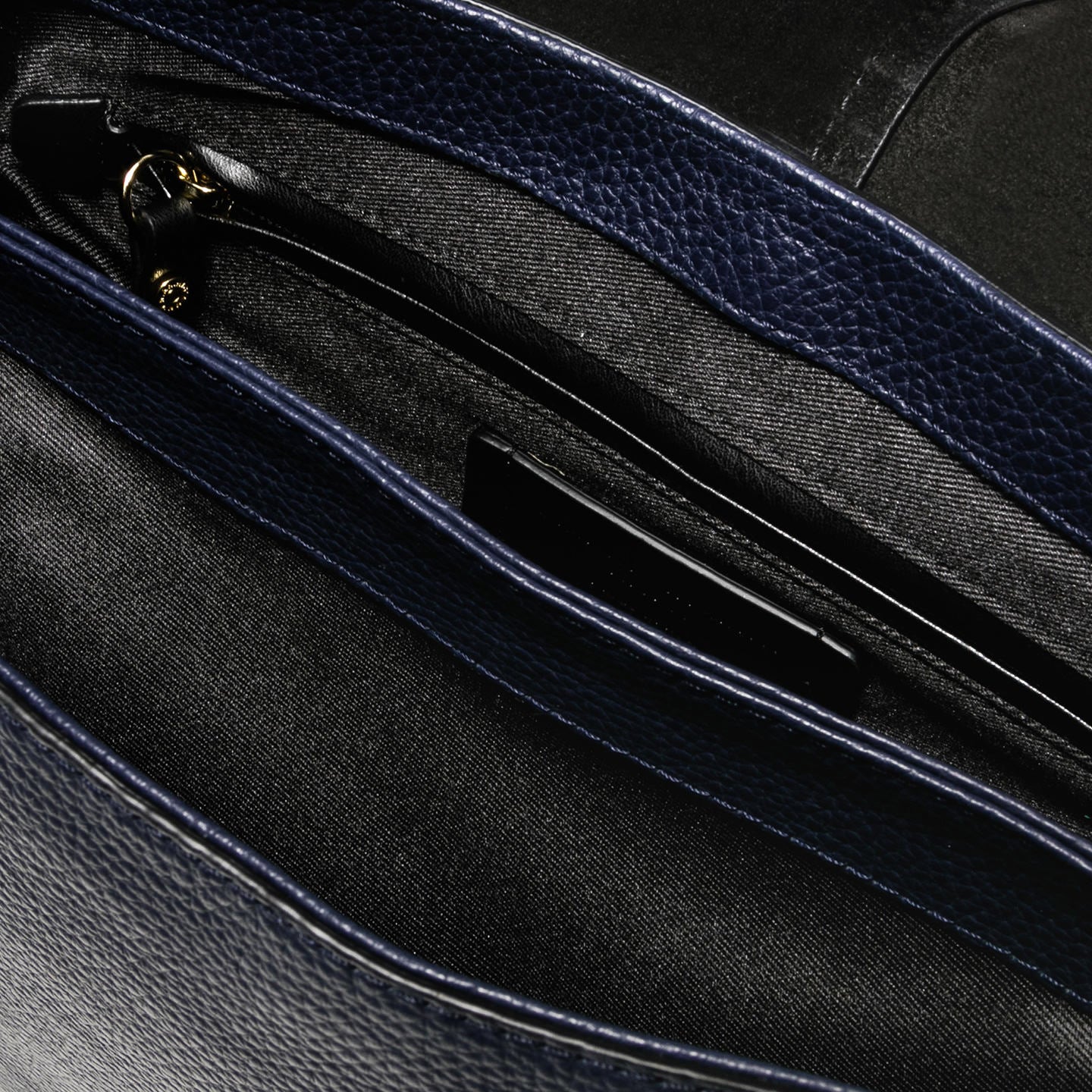 Gianni Chiarini Helena Round borsa a tracolla in pelle martellata con tracolla regolabile Blu TU | Giò Fashion