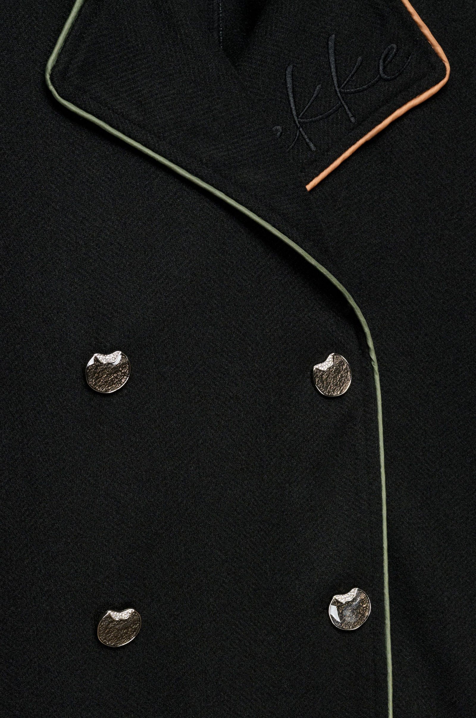 Mantella Donna Anekke con Bottoni dal Design Elegante e Raffinato