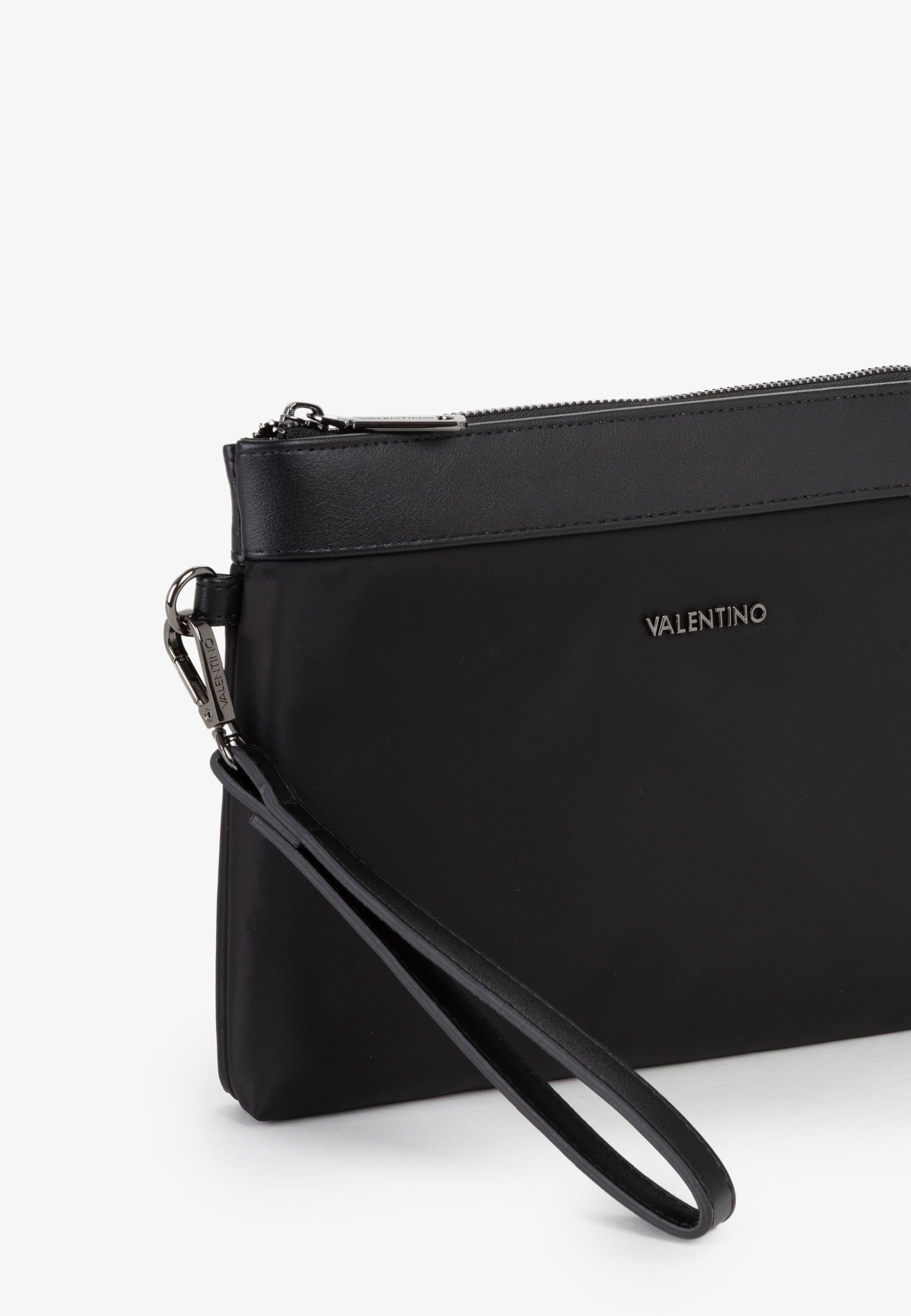 Pochette uomo Mario Valentino in finitura liscia con chiusura zip e design essenziale Nero TU | Giò Fashion