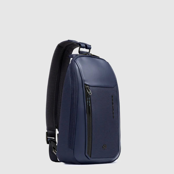 Zaino monospalla Piquadro in pelle e tessuto porta iPad con organizzazione smart BLU TU | Giò Fashion