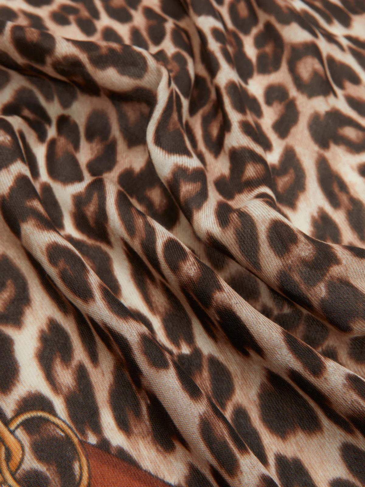 Foulard Guess con stampa animalier e dettagli eleganti
