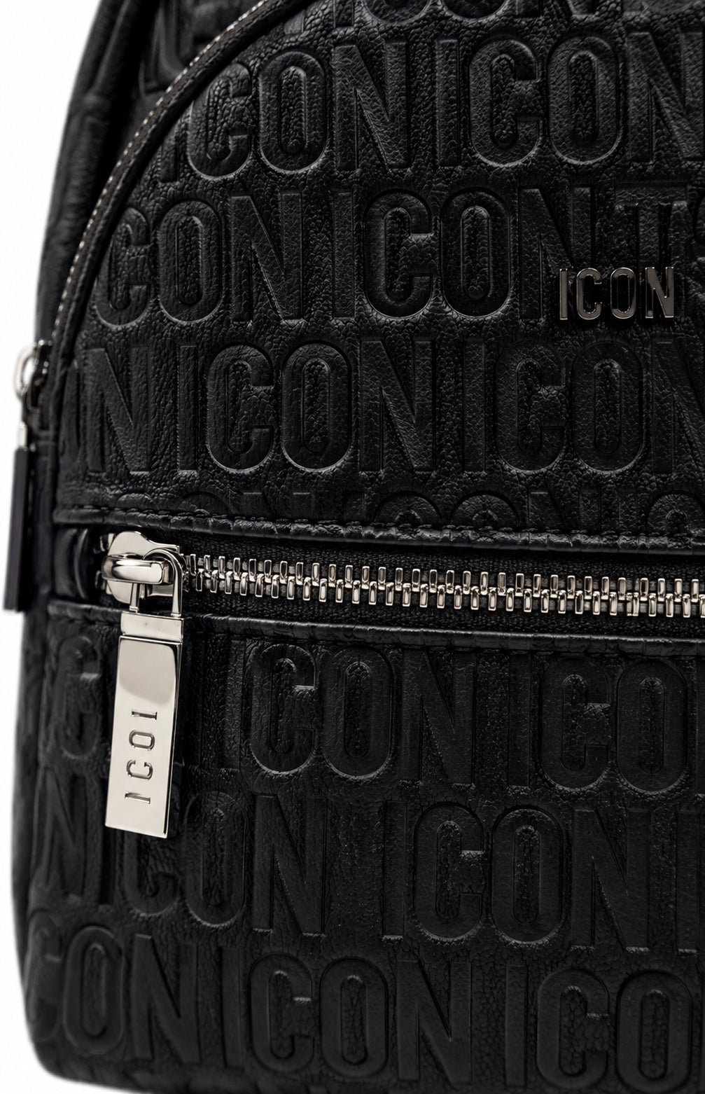 Zaino nero con monogramma in rilievo e tasche con zip