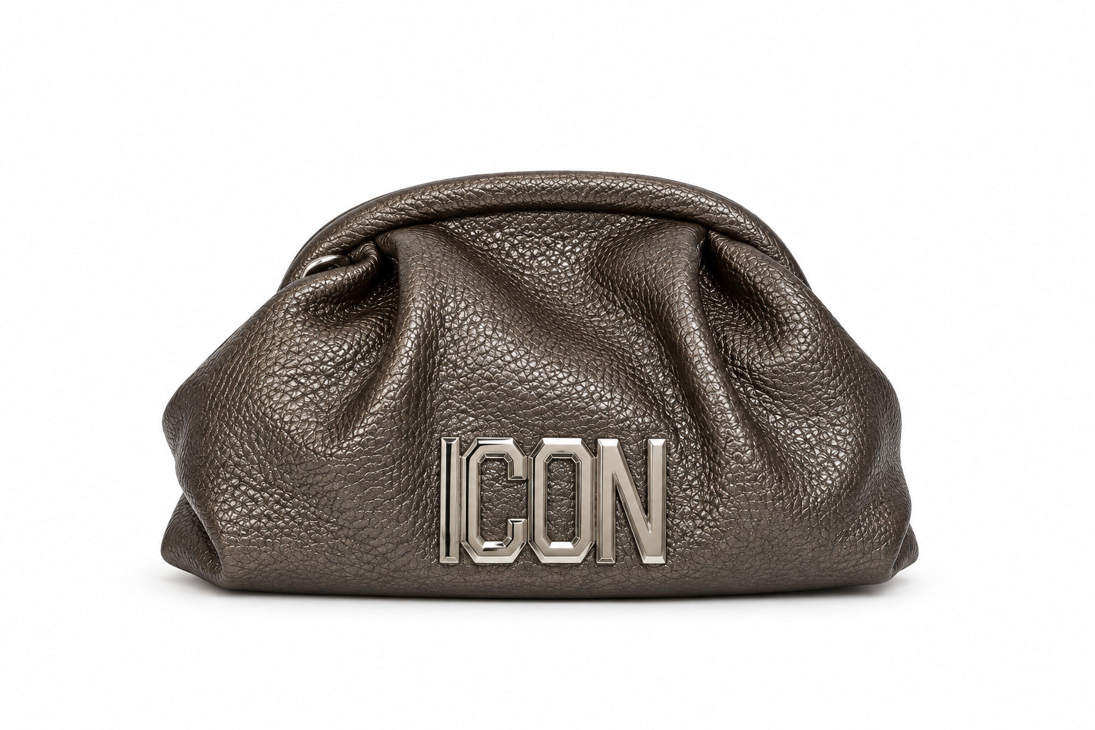Pochette effetto martellato con arricciature e logo metallico