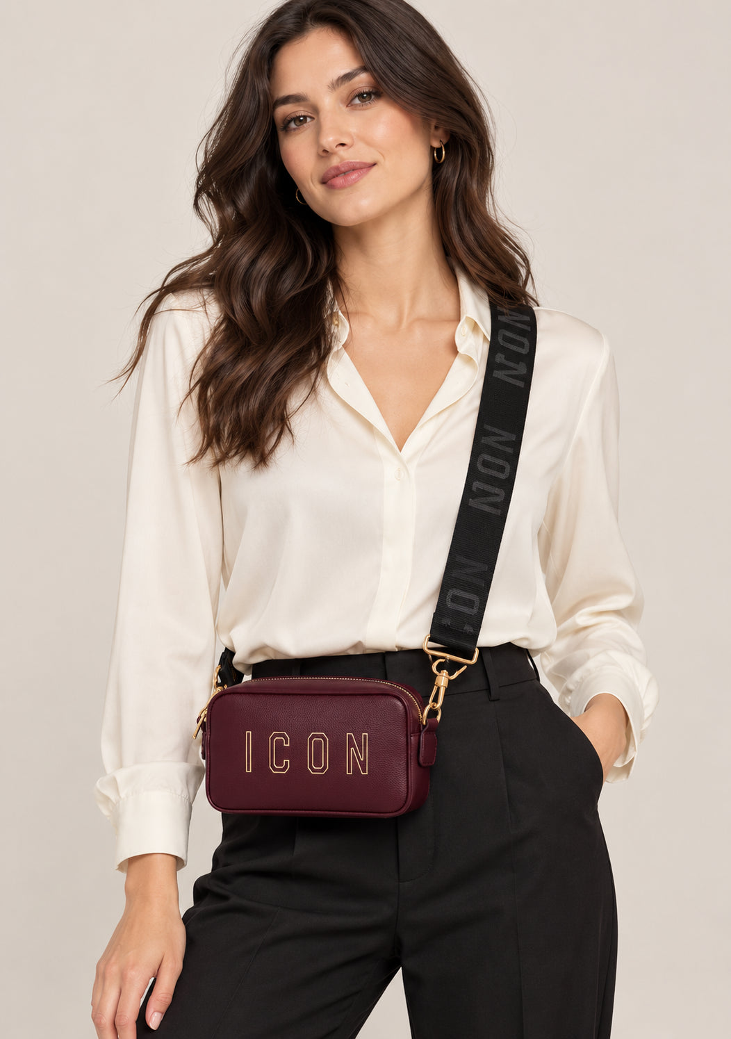 Borsa camera bag con tracolla logata e scritta