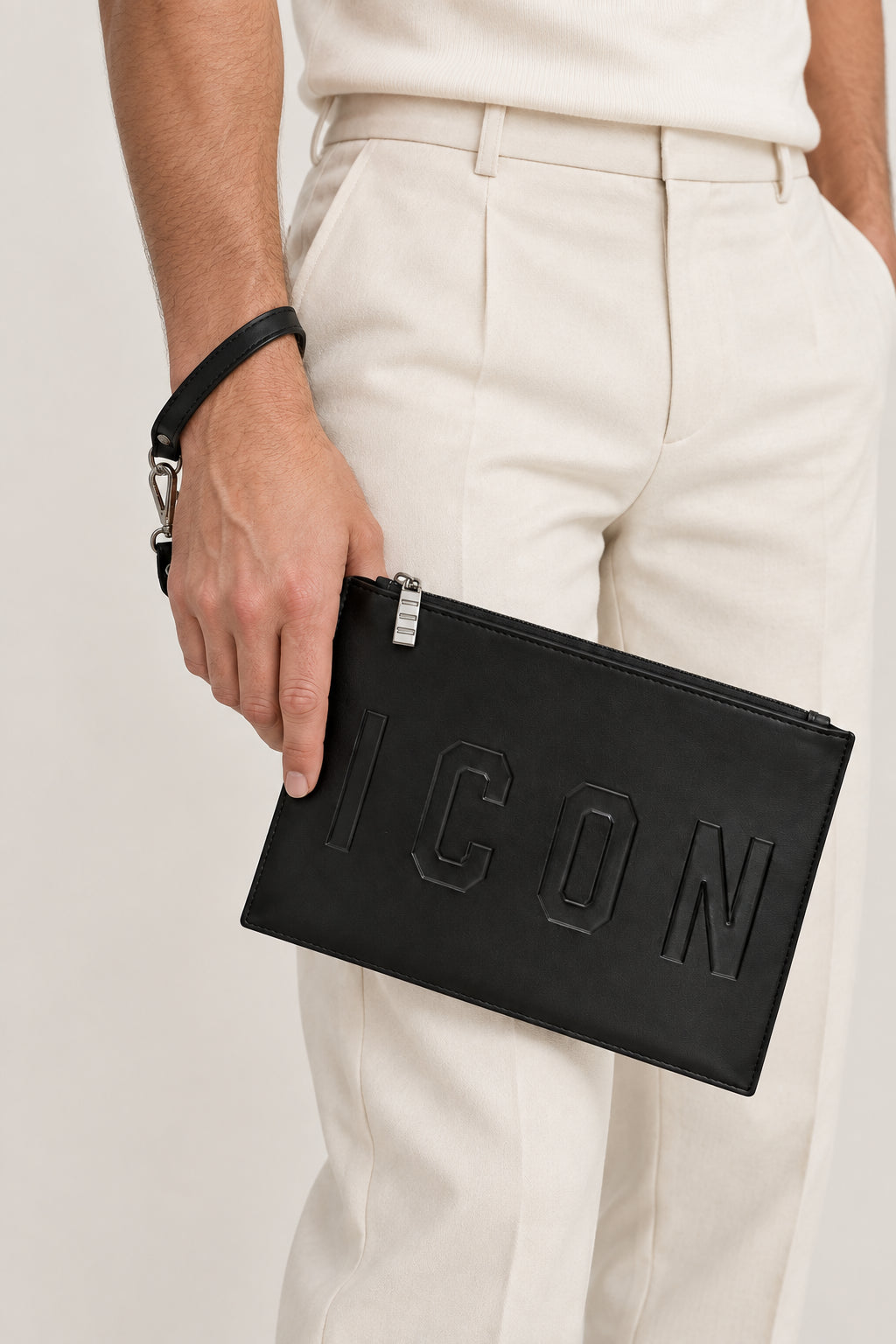 Pochette nera con logo in rilievo e laccetto da polso