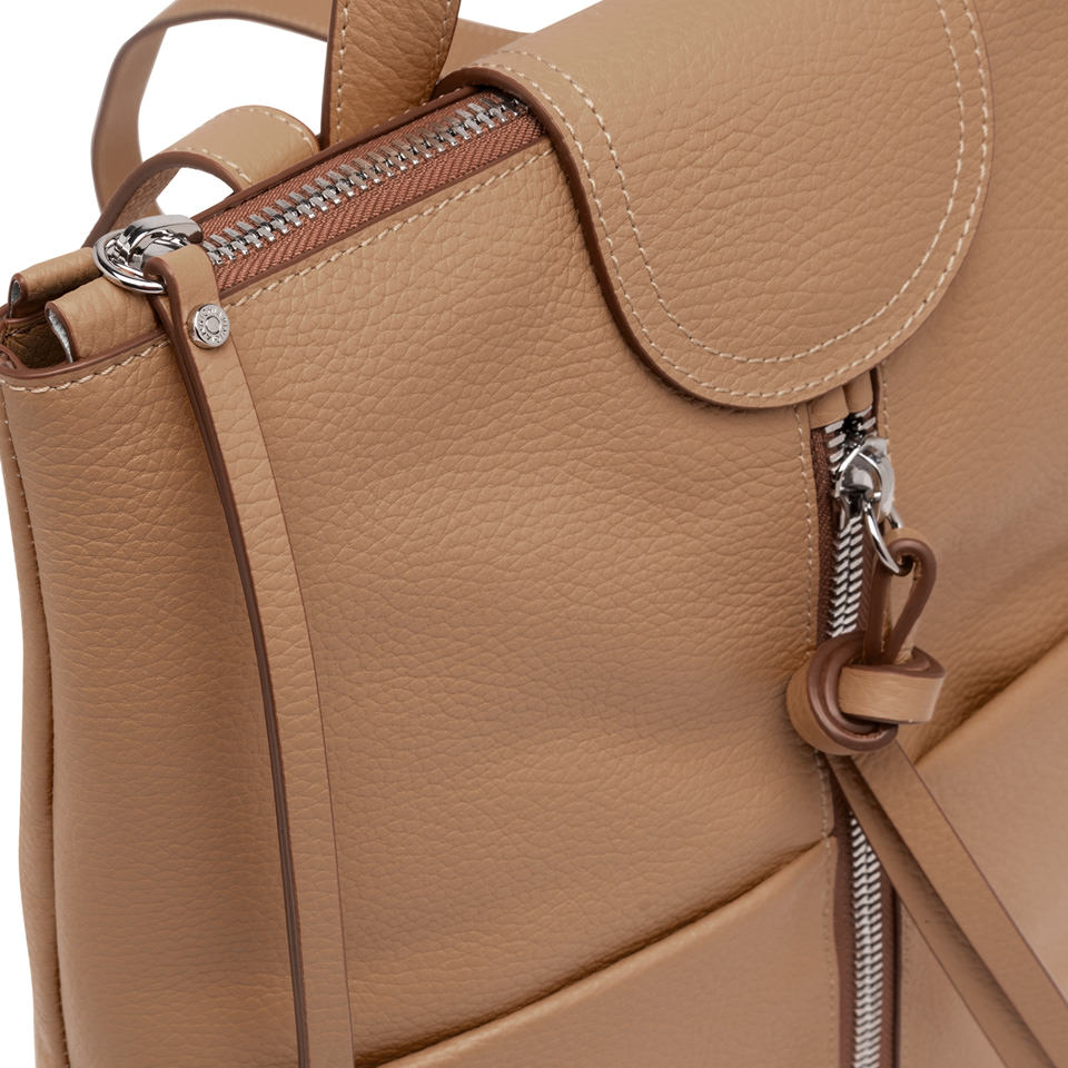 Zaino Gianni Chiarini Giada in pelle con zip frontale TAN TU | Giò Fashion
