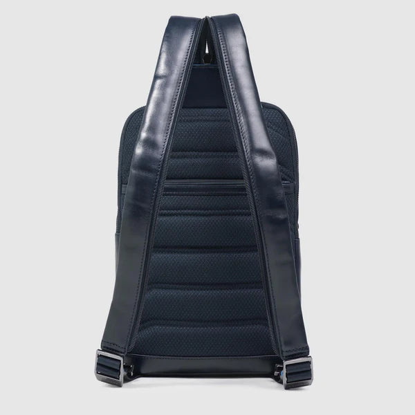 Monospalla Piquadro in pelle con porta iPad e tag personalizzabile