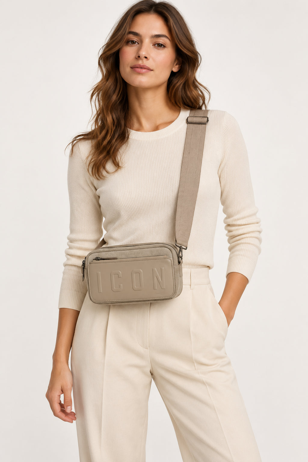 Camera bag effetto scamosciato con tasca frontale e logo impresso