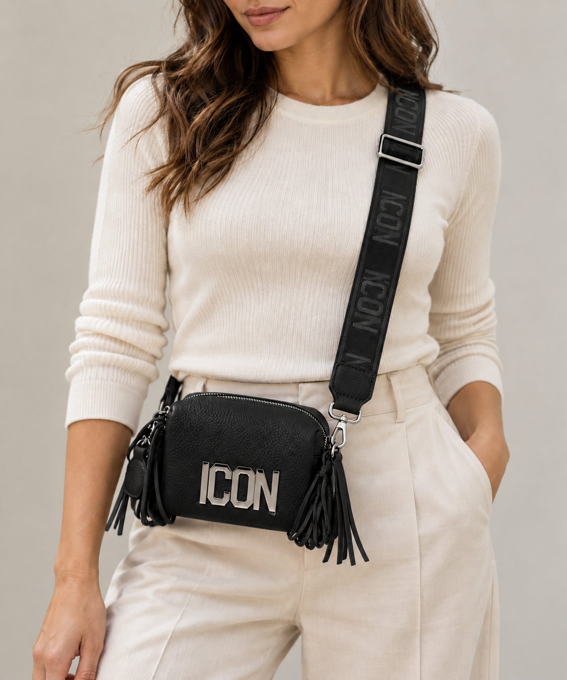 Borsa a tracolla con frange e logo metallico