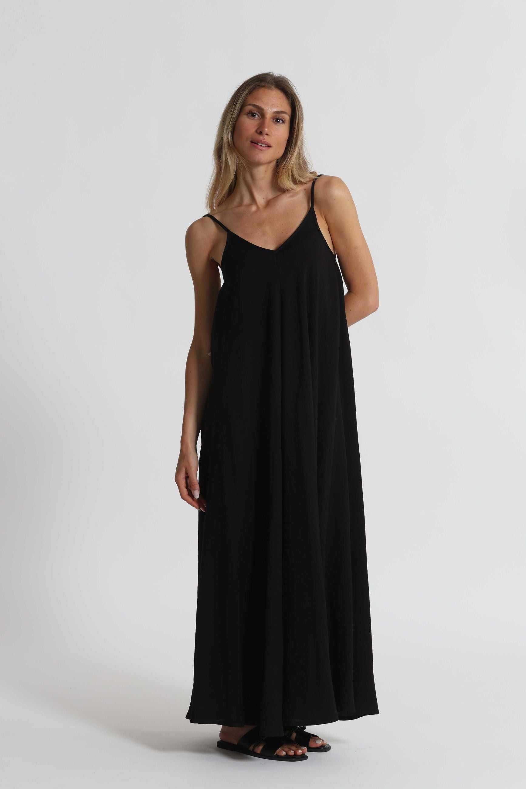 Mimi Mua abito lungo donna fluido con spalline sottili elegante Nero S | Giò Fashion