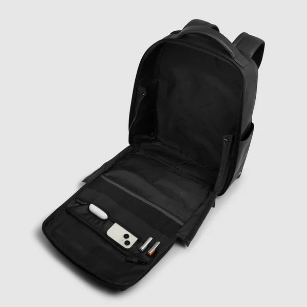 Zaino porta PC 15,6 Piquadro in pelle con comparto viaggio e tasche organizzate NERO TU | Giò Fashion
