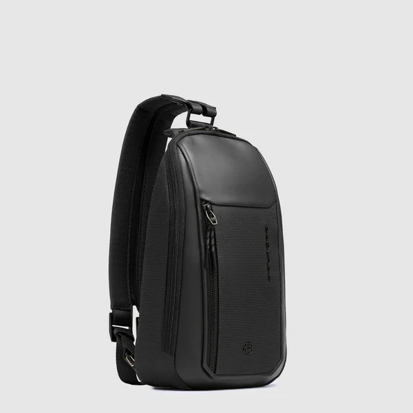 Zaino monospalla Piquadro in pelle e tessuto porta iPad con organizzazione smart NERO TU | Giò Fashion