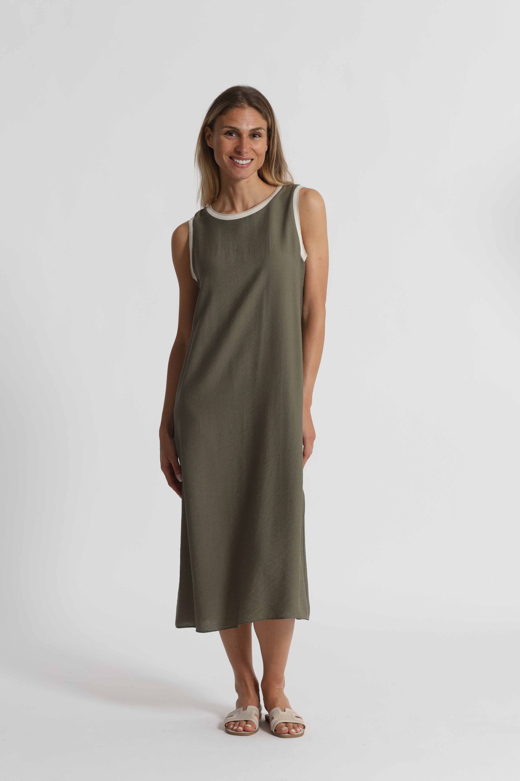 Abito lungo donna Mimi Mua senza maniche con design minimal e linea fluida VERDE MILITARE M | Giò Fashion