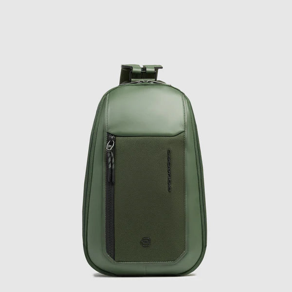 Zaino monospalla Piquadro in pelle e tessuto porta iPad con organizzazione smart VERDE TU | Giò Fashion