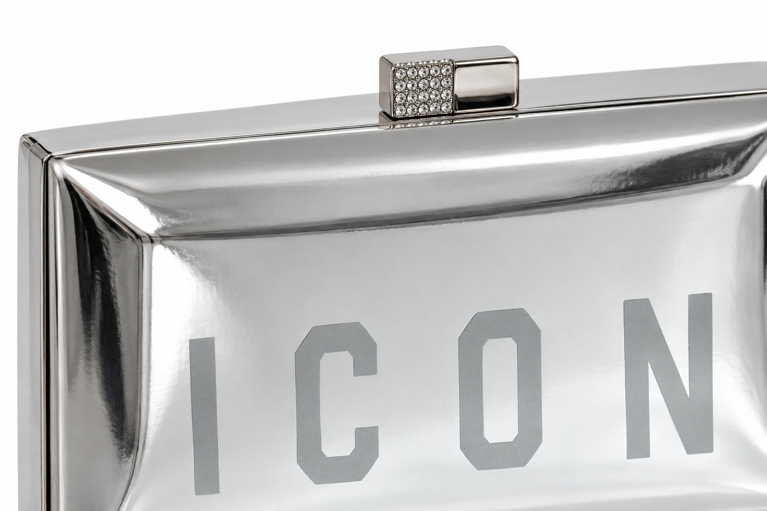 Pochette rigida effetto specchio con logo e chiusura gioiello