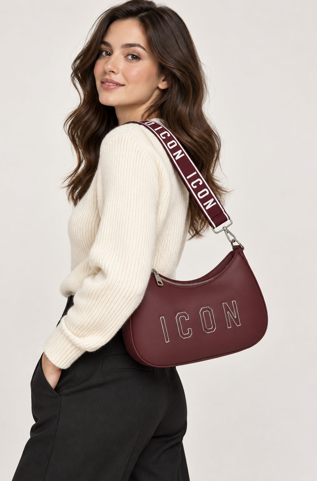 Borsa a spalla con tracolla logata e logo a contorno