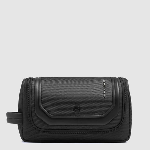 Beauty case Piquadro in pelle e tessuto con manico fisso e gancio appendibile