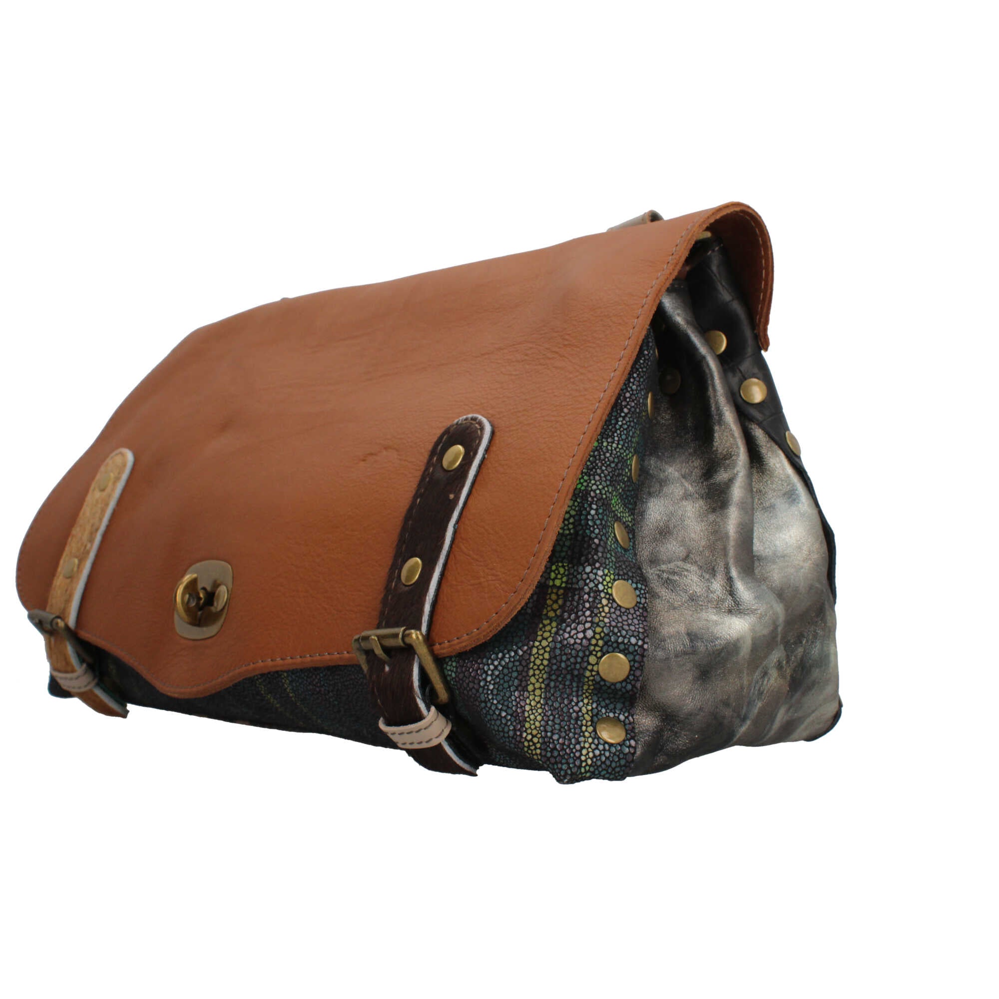 Borsa Made in Italy a tracolla in stile artigianale con patta e chiusura metallica