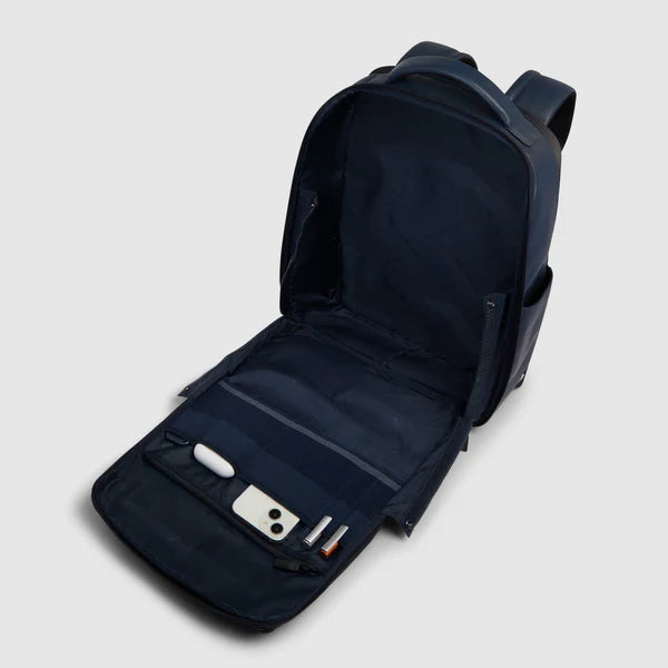 Zaino porta PC 15,6 Piquadro in pelle con comparto viaggio e tasche organizzate BLU TU | Giò Fashion
